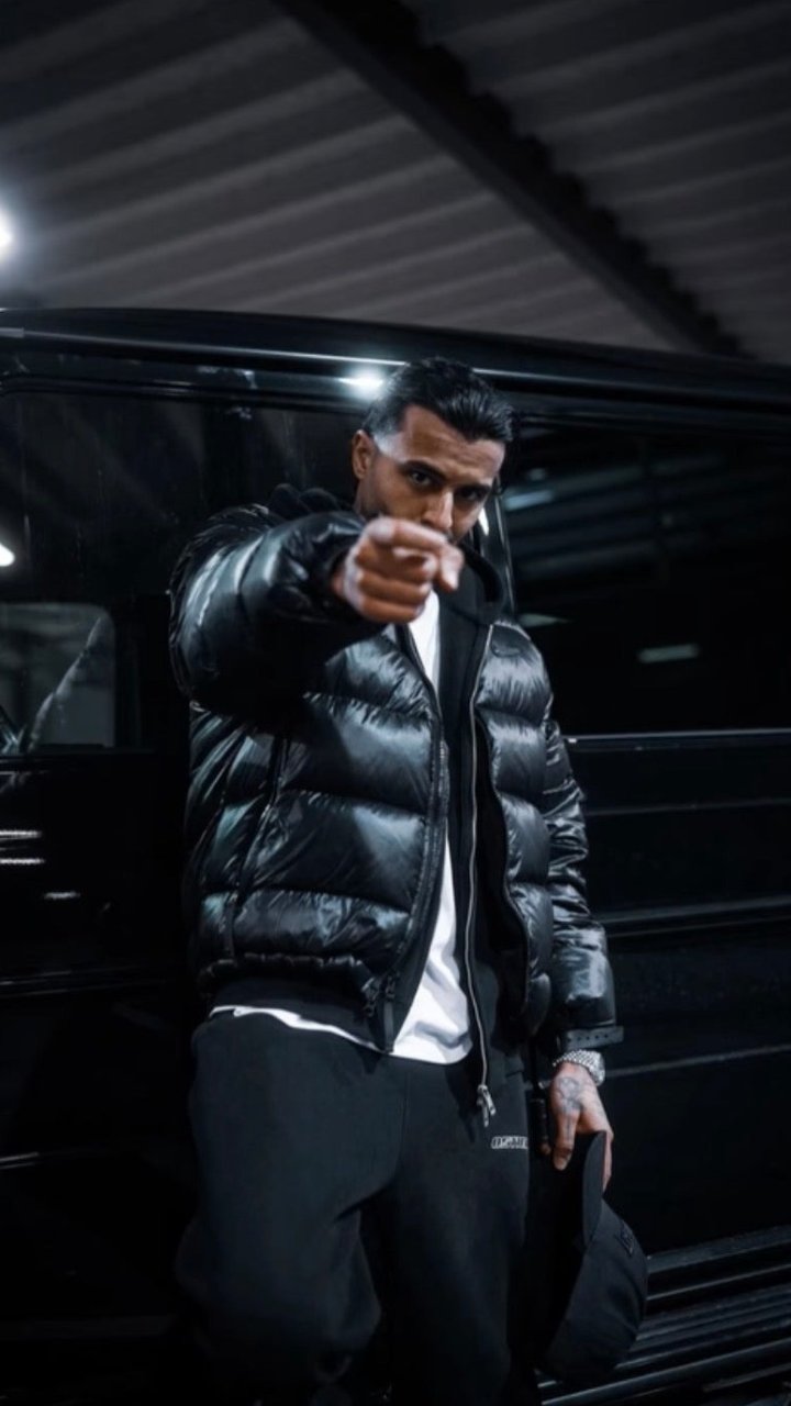 Rapper Anonym aus Hannover in der schwarzen 0511ER Jogginghose