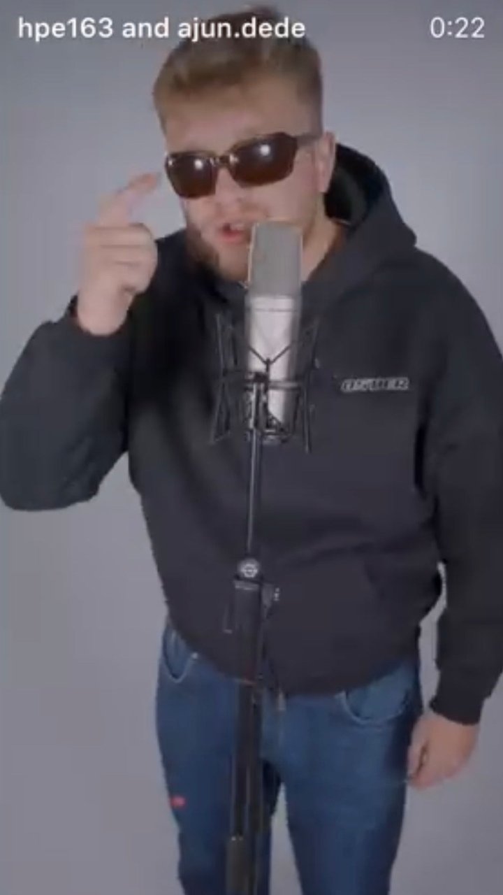 Rapper HIPPE aus Hannover im schwarzen 0511ER Zip-Hoodie am Mikrofon